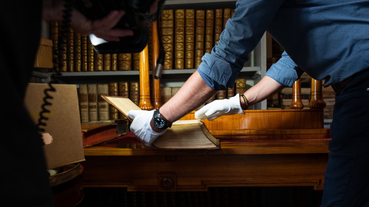 Fotky: Tak se 10,5 tisíce historických knih stěhuje do kláštera